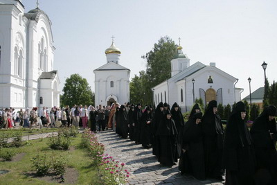 Крестный ход выходит из монастыря.jpg